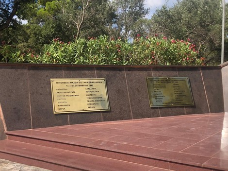 Sacrario dei caduti di Cefalonia, monumento commemorativo immerso nel verde con placche di bronzo.