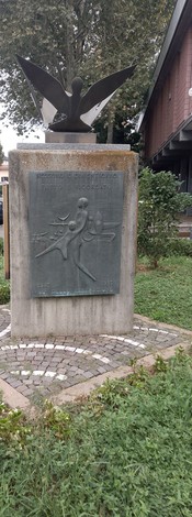 Monumento della Liberazione, con una scultura centrale che rappresenta l'idea di libertà e pace.