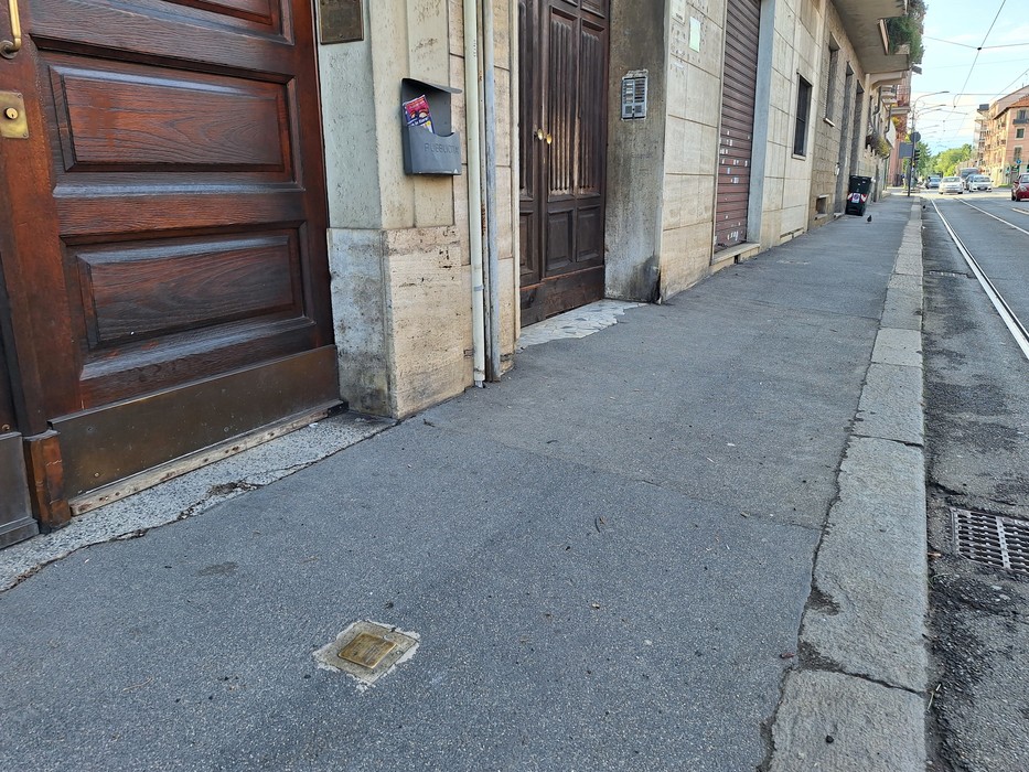 Pietra d'inciampo collocata lungo un marciapiede in una strada di Gatti.