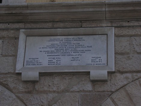 Lapide commemorativa della pace collocata nel municipio, con iscrizioni dedicate ai caduti.