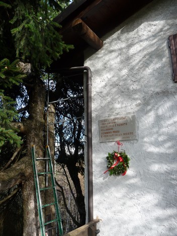 Lapide ai fratelli Pellegrini, Comune di Songavazzo (BG), foto 2