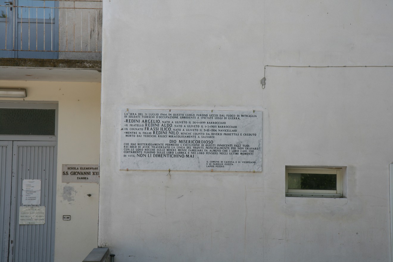 Lapide commemorativa della scuola di Zambra, dedicata alla memoria di significativi eventi storici.