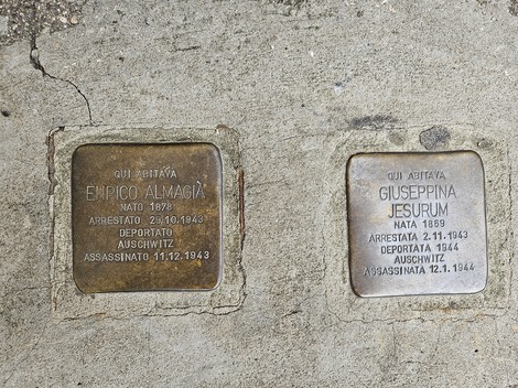 Pietre d'inciampo dedicate a Enrico Almagià e Guiseppina Jesurum, commemorano la loro deportazione ad Auschwitz.