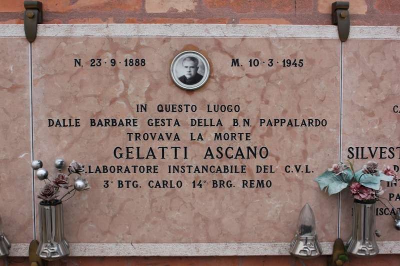 Lapidi commemorative di Gelatti, Silvestri e Frati, decorate con fiori e simboli di memoria.