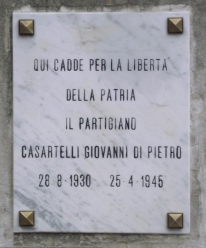 Lapide commemorativa dedicata al partigiano Casartelli Giovanni di Pietro, caduto per la libertà.