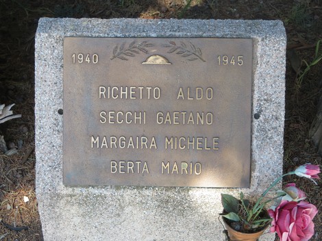 Cippi del viale della rimembranza, dedicati alla memoria di caduti in guerra con nomi incisi su lapidi in pietra.