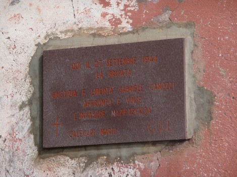Lapide commemorativa dedicata a Calegari Mario, onorando la Brigata Gabriele Camozzi e la lotta contro il nazifascismo.