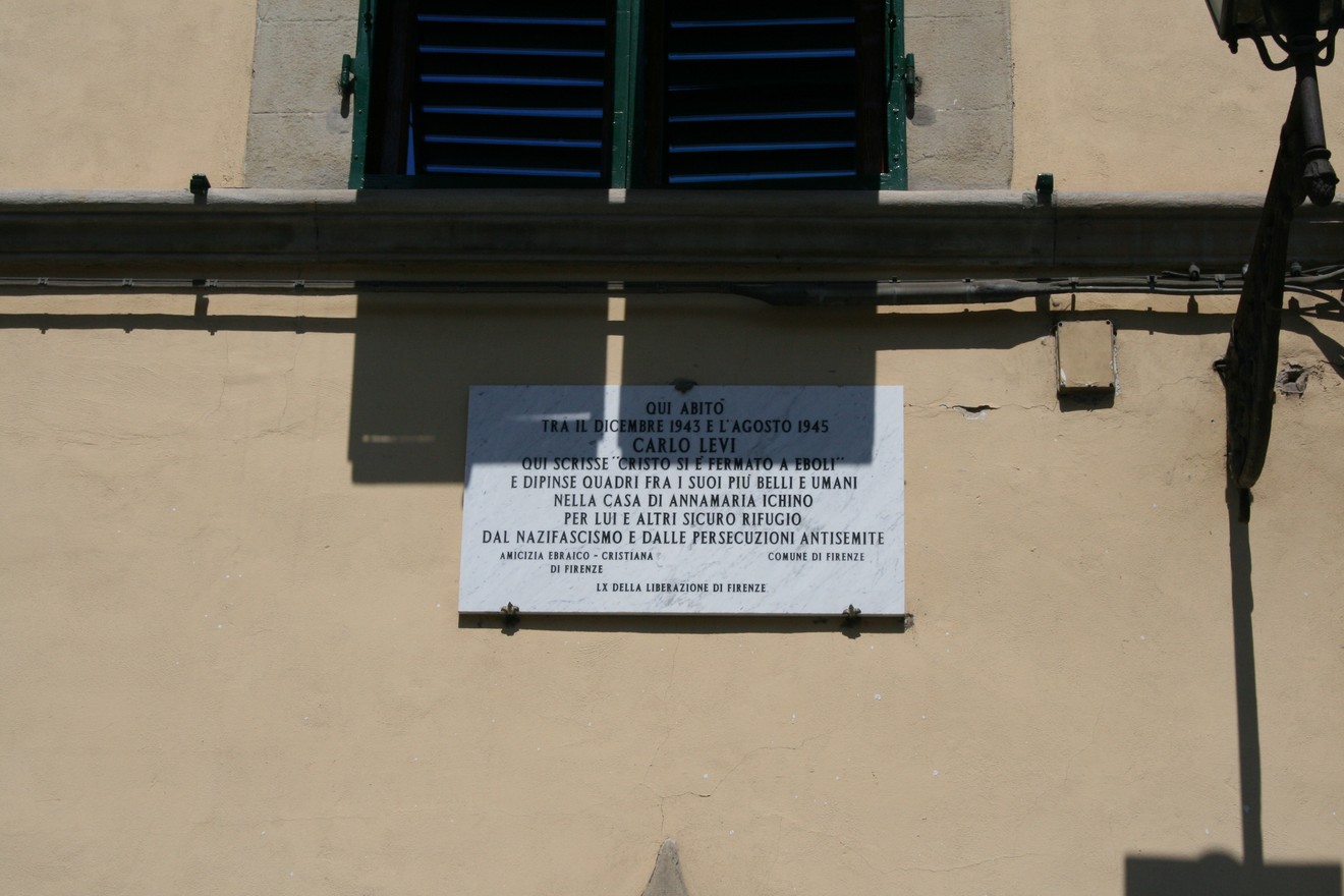 Lapide commemorativa di casa Ichino dedicata alle vittime della persecuzione antisemita.