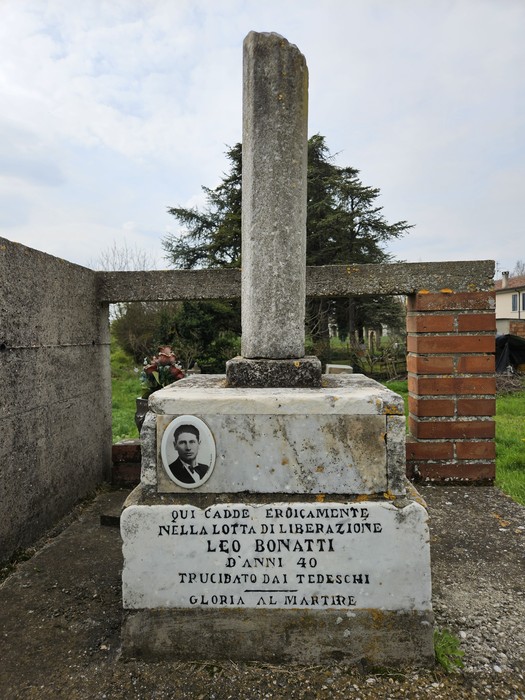 Cippo commemorativo in onore di Leo Bonatti, caduto nella lotta per la liberazione, con un'immagine e un'epigrafe.