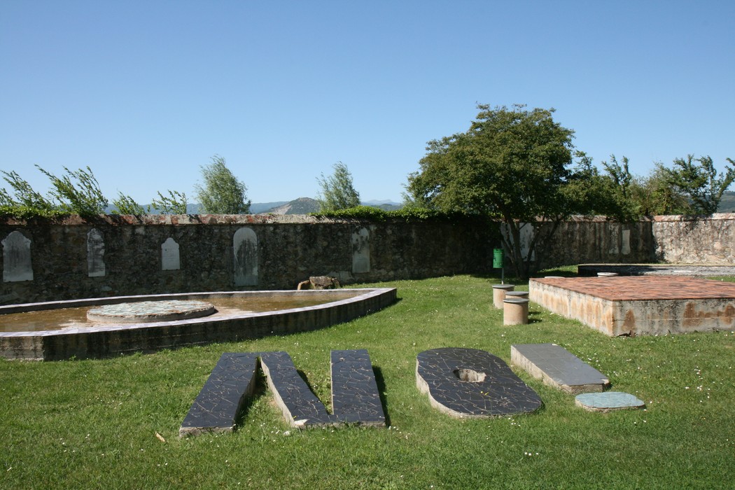 Giardino della Memoria con elementi di design che evocano riflessione e contemplazione.