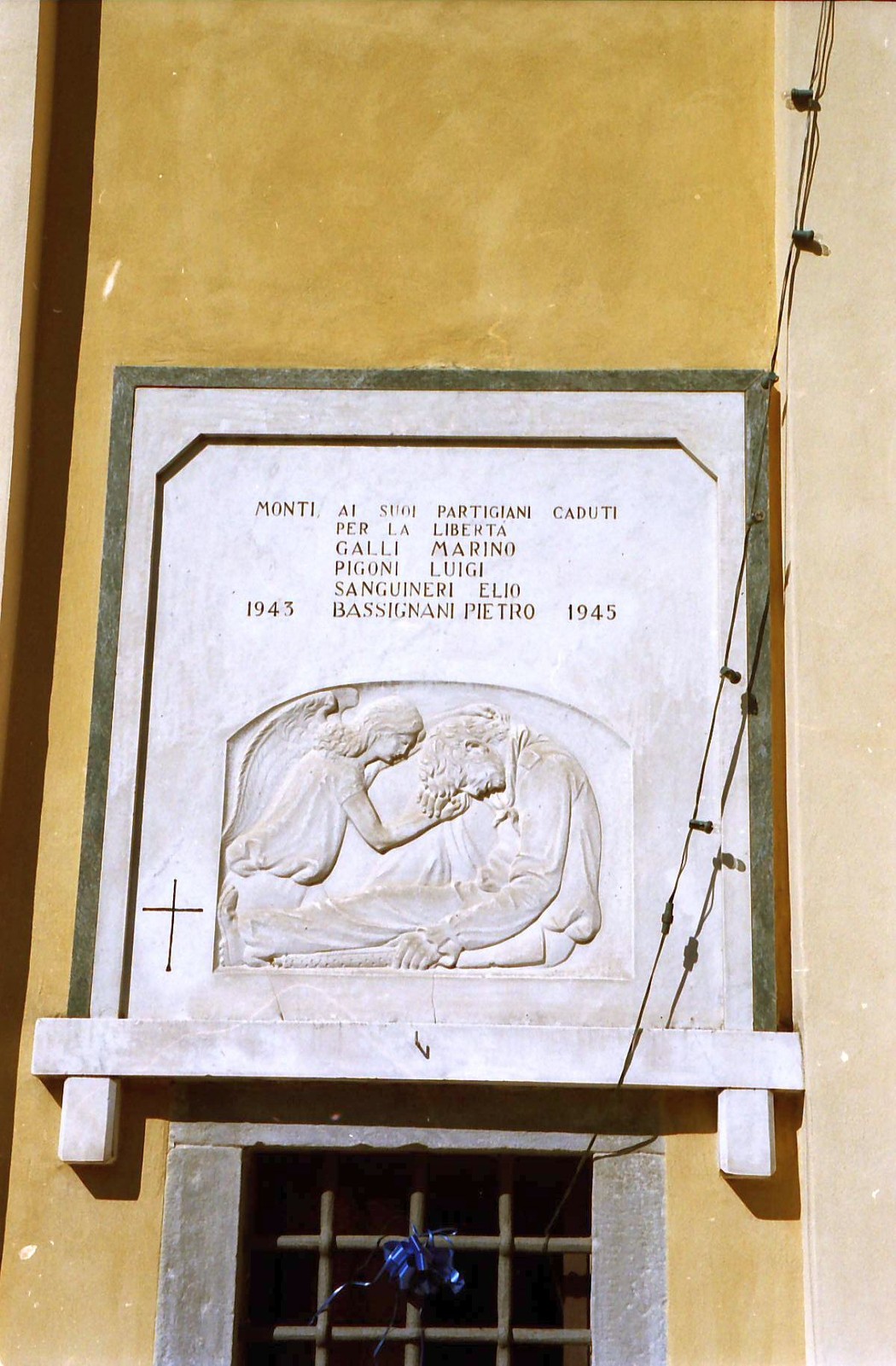 Lapide commemorativa dedicata ai caduti partigiani di Monti, in onore dei loro sacrifici durante la guerra.