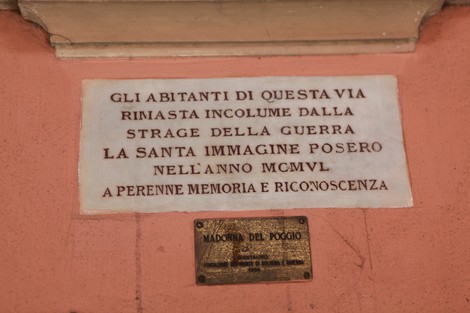 Ex-voto commemorativo dei bombardamenti, installato dai residenti in memoria delle vittime della guerra.