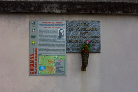 Lapide commemorativa dedicata a Enrico Grandi, situata ad Avigliana, in memoria della sua libertà.