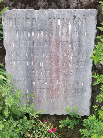Cippo commemorativo dedicato a Giovanni Filippi, combattente contro il nazismo, situato a Filippi.