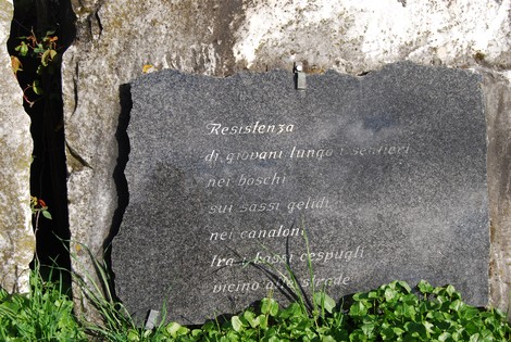 Il Parco della Resistenza di Caniparola, un ambiente naturale con verde e roccia, invita alla riflessione.