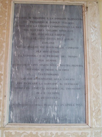 Lapide commemorativa per il decennale della Resistenza, celebrazione della libertà e dei caduti.