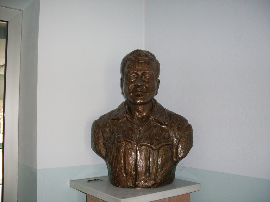 Busto bronzeo di Rossi, un omaggio alla sua memoria, situato in un ambiente chiaro e sobrio.