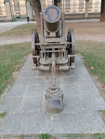 Monumento ai Caduti con trincea e cannone, simbolo di memoria delle guerre mondiali.