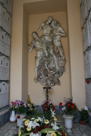 Sacrario dei partigiani fiorentini, monumento commemorativo con scultura e fiori in omaggio ai caduti.
