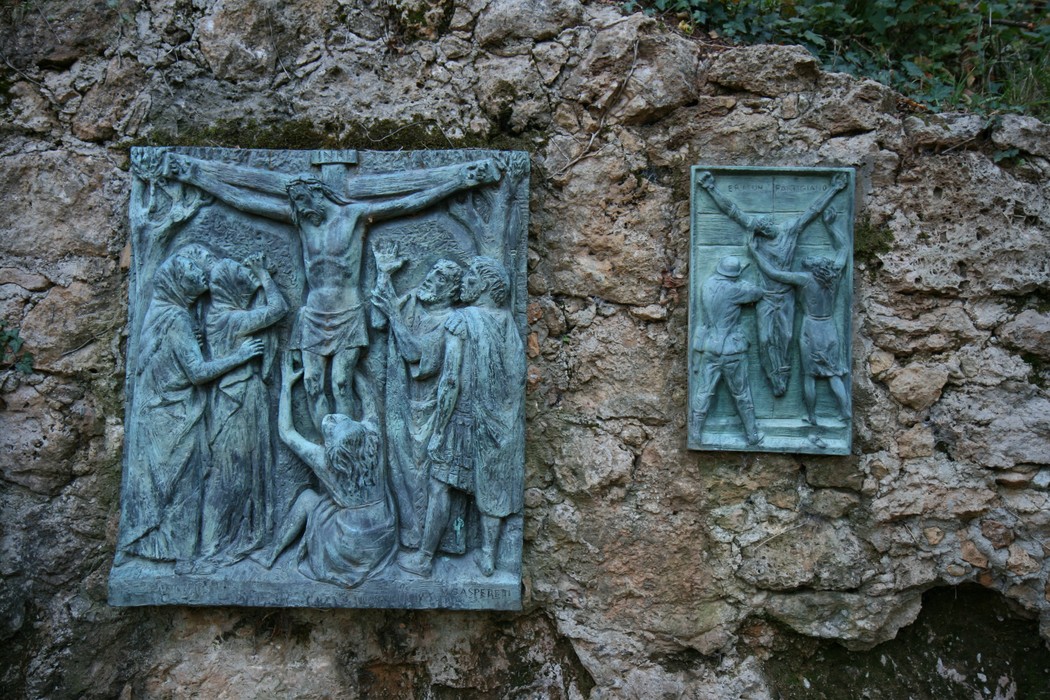 Rappresentazione artistica della Via Crucis a Sant'Anna di Stazzema, simbolo di vita e sofferenza.