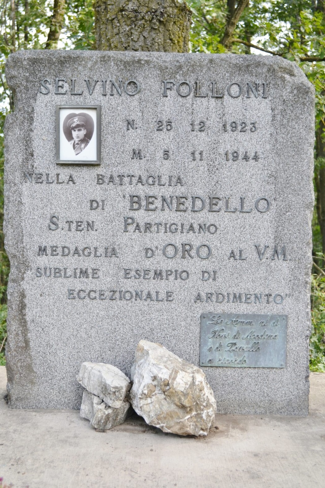 Cippo commemorativo a Folloni in onore di Selvino Folloni, caduto nella battaglia del 1944.