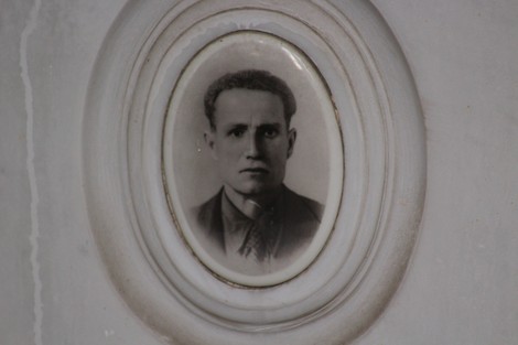 Ritratto in bianco e nero di un partigiano, incorniciato in un ovaletto, presso il Sacrario dei partigiani di Torbella.