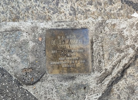 Pietra d'inciampo dedicata a Giulio Arzilli, commemorando la sua storia e deportazione nel 1944.