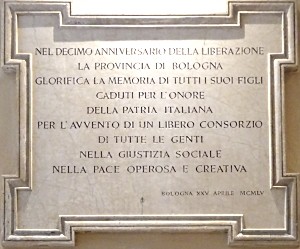 Lapide commemorativa in onore del decimo anniversario della liberazione, dedicata ai caduti per l'onore.