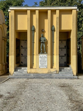 Sacrario dei partigiani di Novi, monumento dedicato ai caduti della Resistenza, con statue e decorazioni architettoniche.