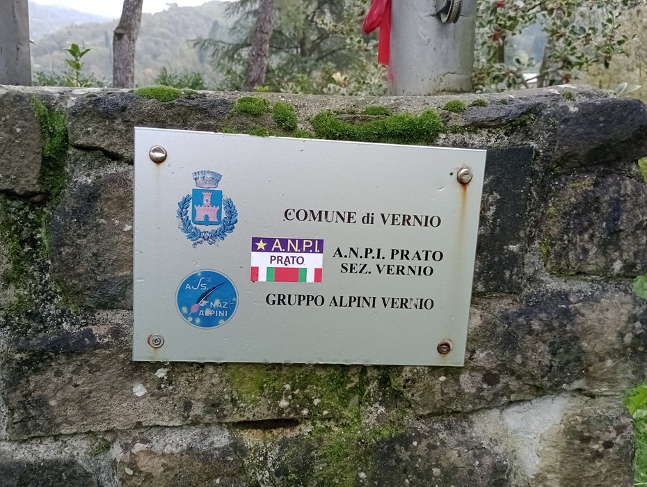 Placca commemorativa del Monumento alla Resistenza, situato nel comune di Vernio, con simboli e informazioni locali.