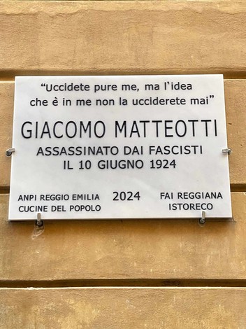 Lapide commemorativa di Giacomo Matteotti, vittima del fascismo, situata a Reggio Emilia.