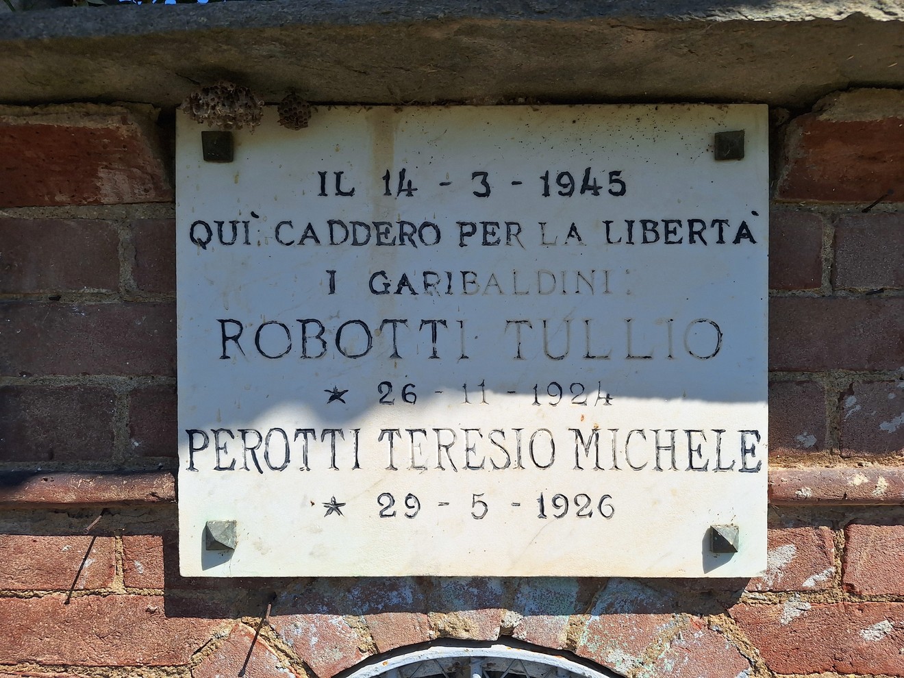Lapide commemorativa che onora Robotti Tullio e Perotti Teresio Michele, caduti per la libertà.