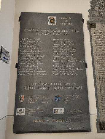 Lapide commemorativa che onora i caduti per la patria nella guerra del 1940-45.