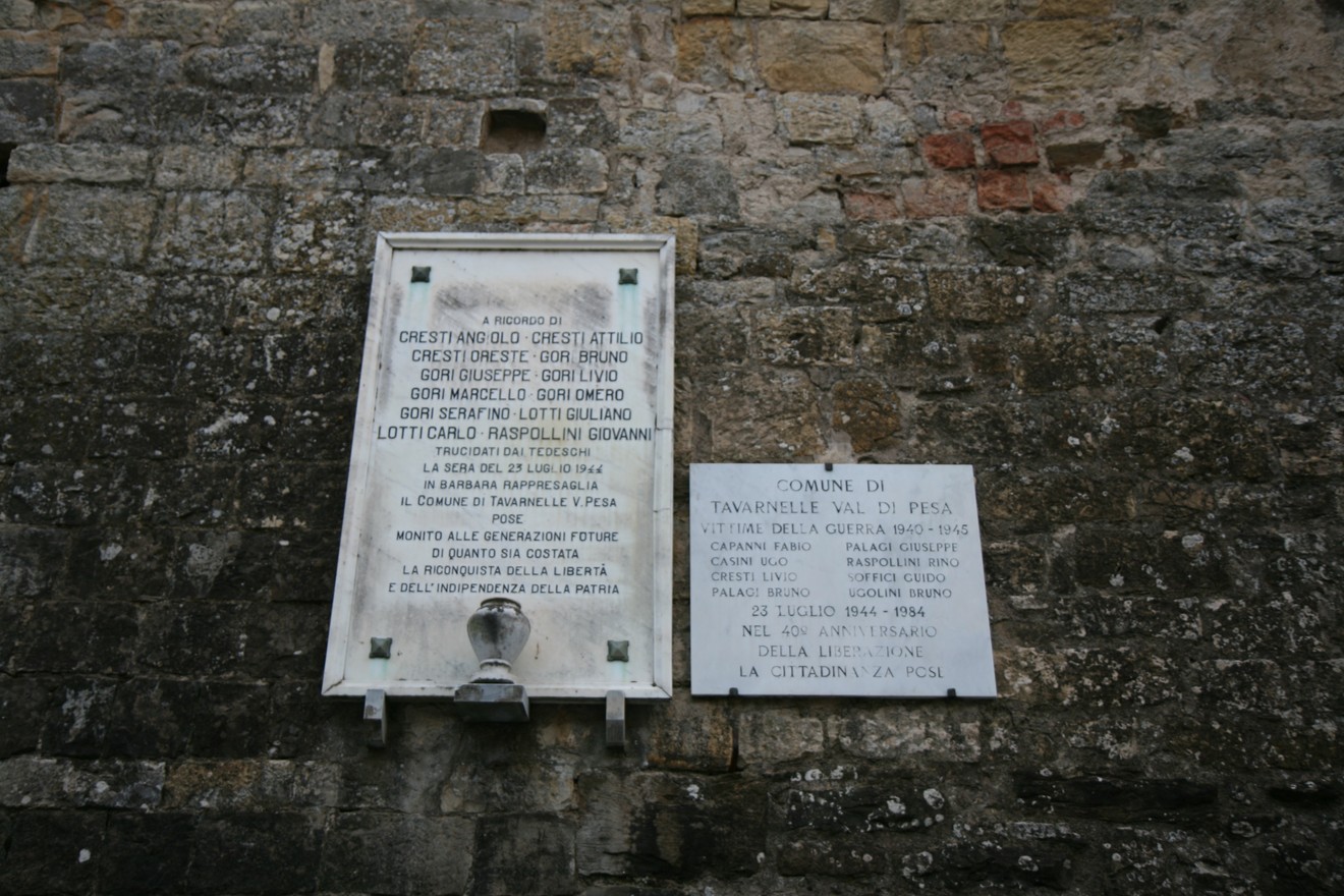 Lapide commemorativa dedicata alle vittime della guerra, con nomi e messaggi di memoria.