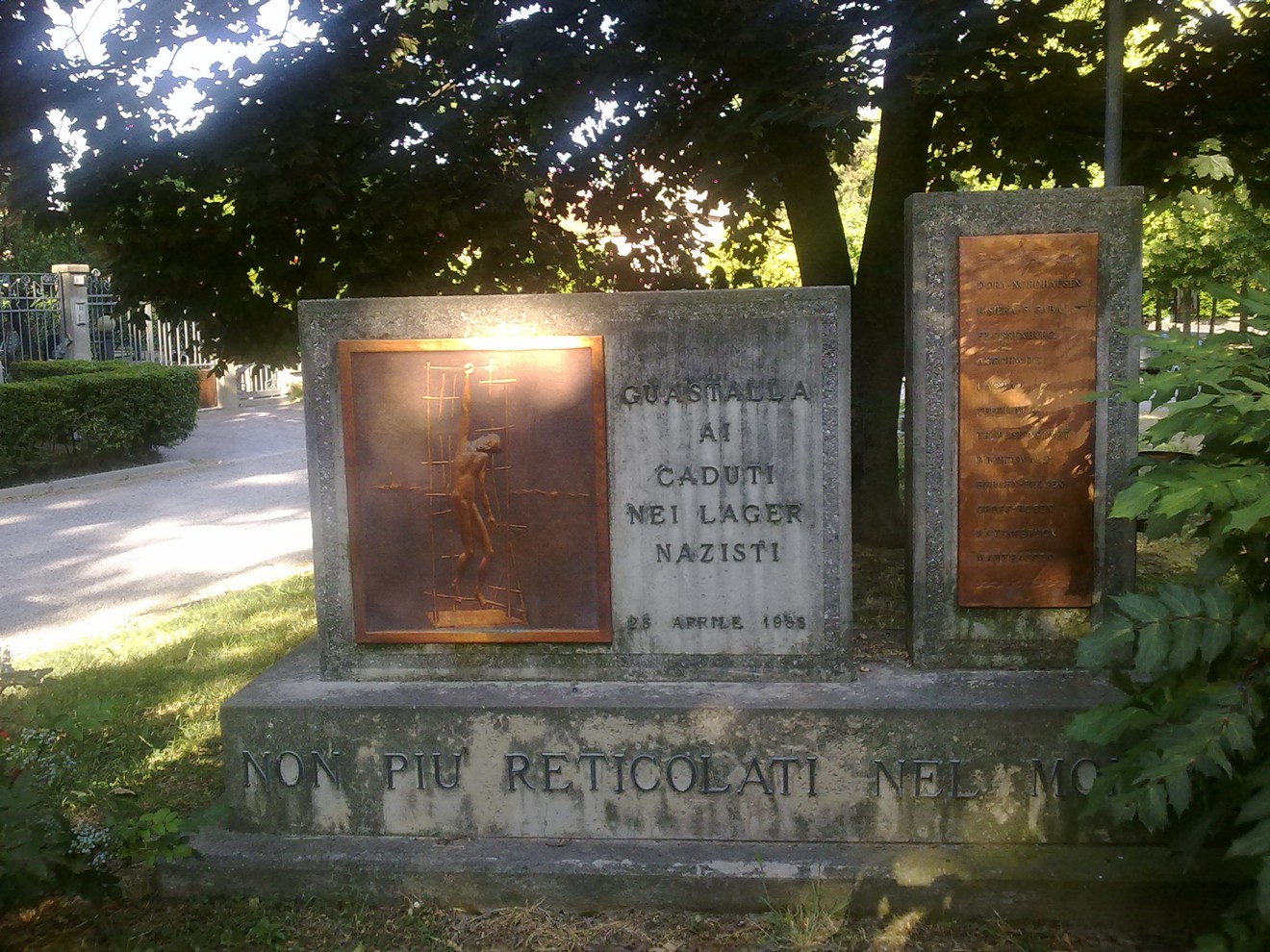 Monumento commemorativo dedicato alle vittime dei lager nazisti. Ricordo della sofferenza e della speranza.