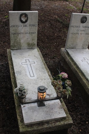 Tombe perpetue dedicate ai caduti per la Libertà, con candele e fiori commemorativi.