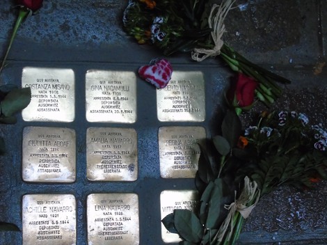 Pietre d'inciampo dedicate alle famiglie Aboaf, Navarro, Nacamulli, Misano, con fiori commemorativi.