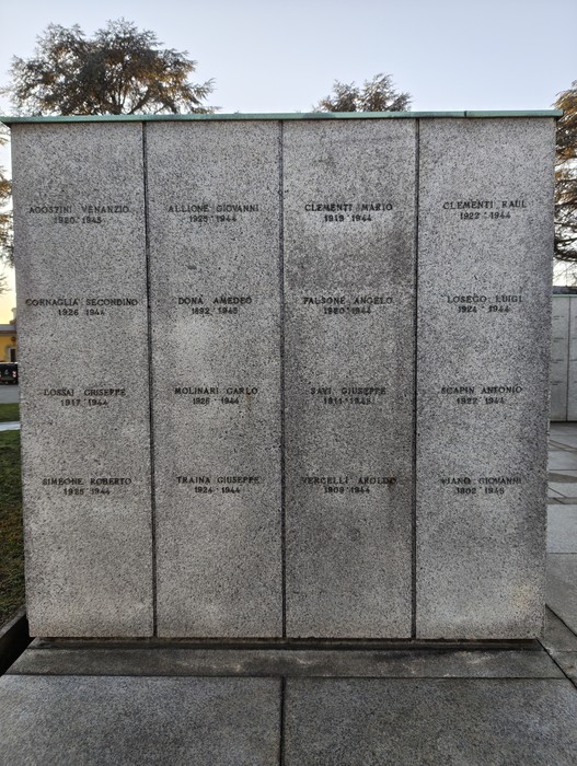 Monumento commemorativo con nomi incisi su lastre di granito, dedicato ai caduti nel "Campo della Gloria".