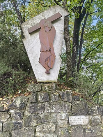 Monumento ai caduti della Pozza Rossa, dedicato alla memoria e al sacrificio dei soldati.
