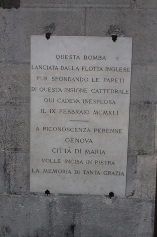 Lapide commemorativa per una bomba inesplosa, situata in una cattedrale di Genova.