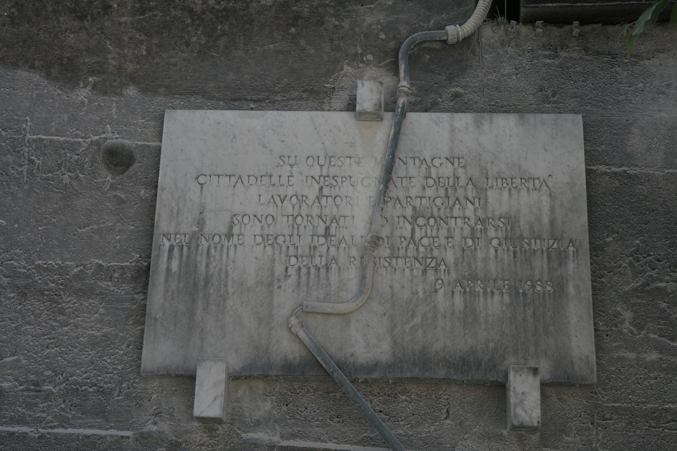 Lapide commemorativa alle cave di Fantiscritti, in memoria dei lavoratori artigiani.