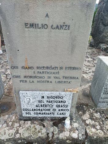 Monumento ai caduti con dedica a Emilio Canzi, commemorazione dei partigiani per la libertà.