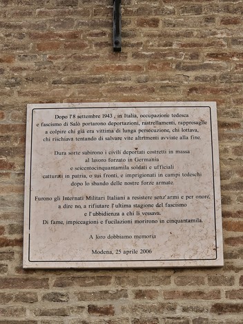 Lapide commemorativa dedicata ai deportati e agli IMI, incisa su muro, con un messaggio di memoria storica.