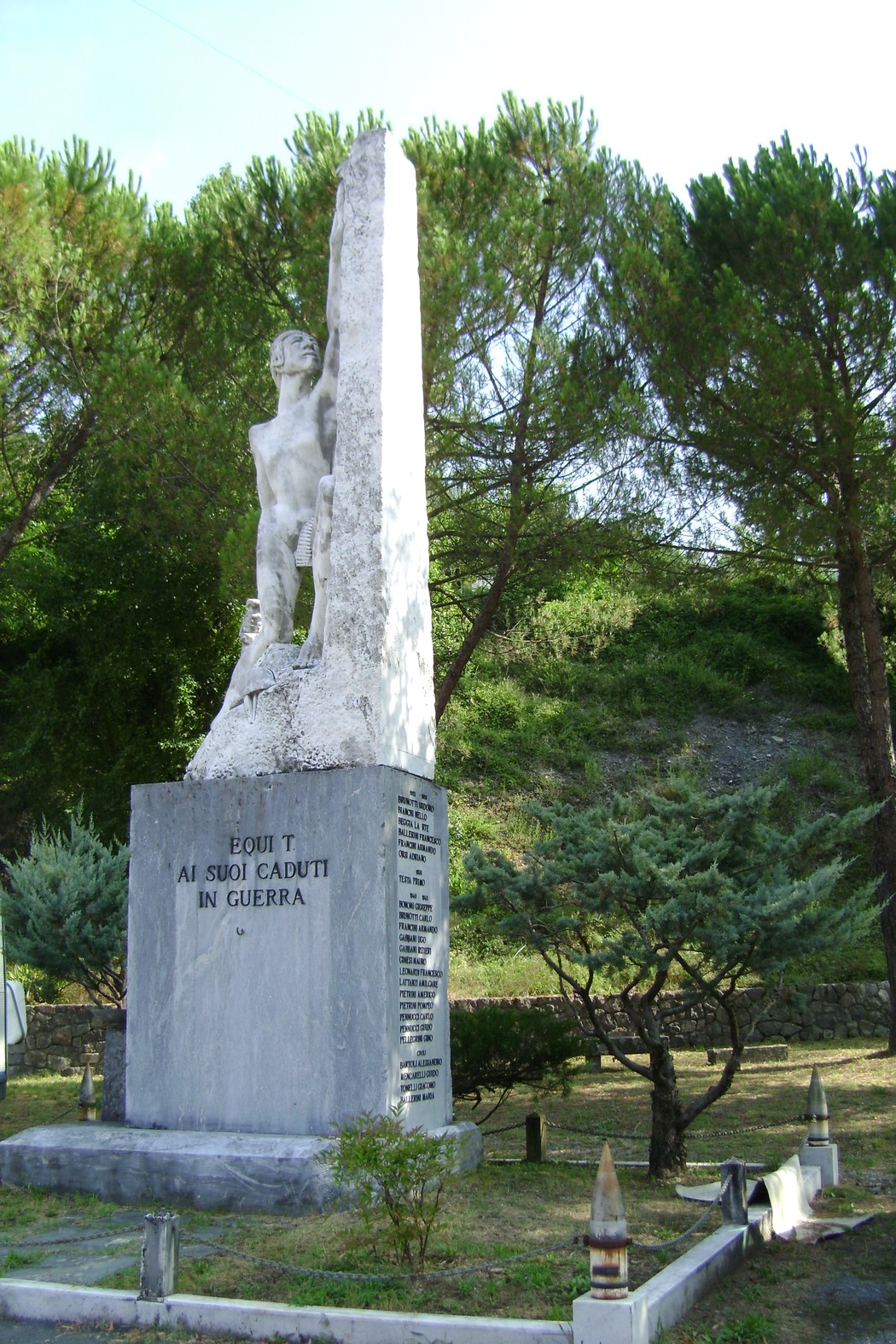 Monumento dedicato ai caduti di Equi Terme, simbolo di memoria e rispetto per i sacrifici in guerra.
