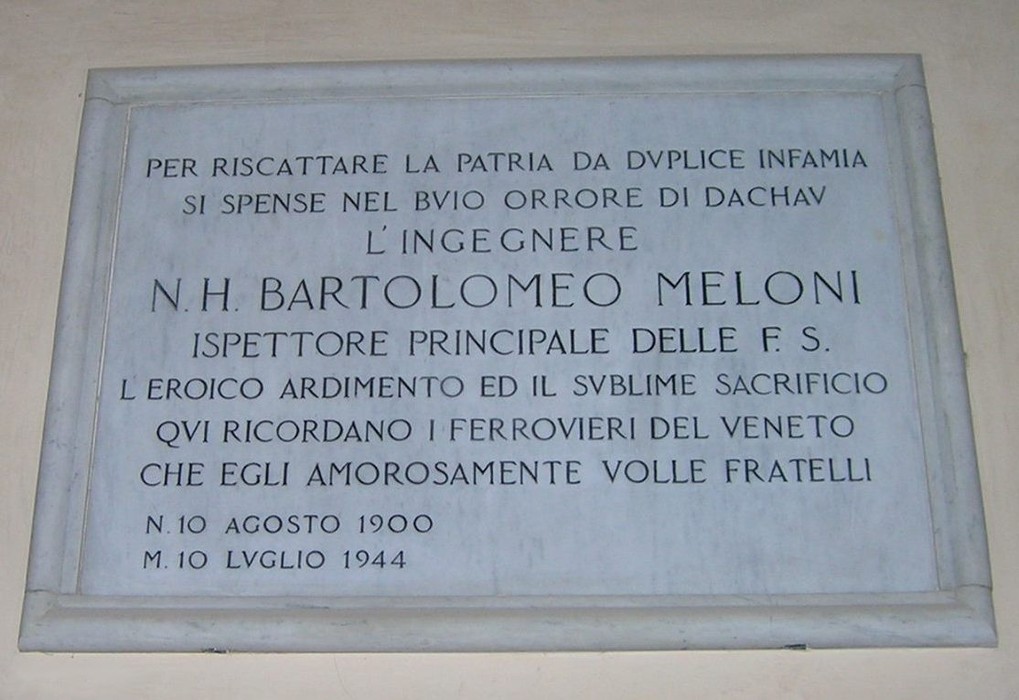 Lapide commemorativa dedicata a N.H. Bartolomeo Meloni, ispetore delle ferrovie, in memoria del suo sacrificio.