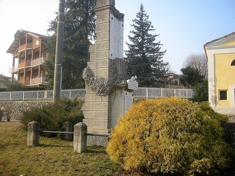 Monumento ai caduti di Curanuova, un omaggio ai sacrifici dei soldati della zona.