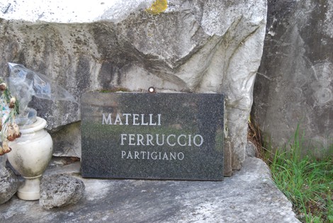 Targa commemorativa dedicata a Ferruccio Matelli, partigiano, nel Parco della Resistenza di Caniparola.