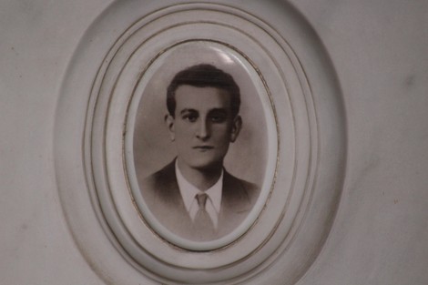 Ritratto in bianco e nero di un giovane uomo, incastonato in un ovale decorativo.