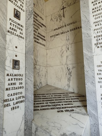 Sacrario dei caduti, monumento commemorativo con iscrizioni in marmo dedicato alle vittime della guerra e del lavoro.