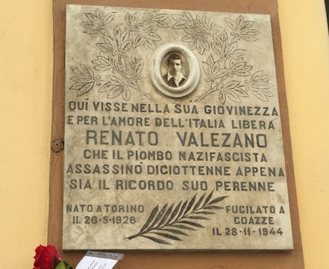 Lapide commemorativa di Renato Valezano, vittima del nazifascismo, situata a Coazze.